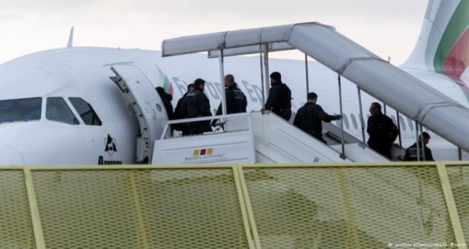 Almanya'dan sınırdışılar ikiye katlandı