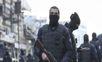 Sur’da 3 polis yaralandı